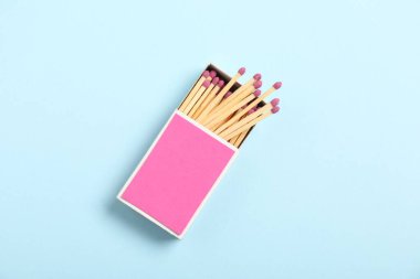 Açık mavi arkaplanda kibrit kutusu, üst görünümde. Tasarım için model