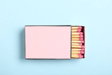 Açık mavi arkaplanda kibrit kutusu, üst görünümde. Tasarım için model