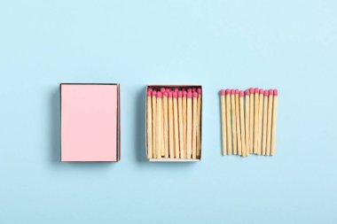 Açık mavi arka plandaki kutuda kibrit, düz. Tasarım için model