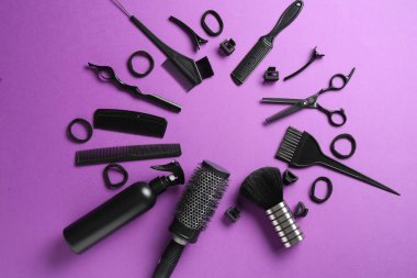 Menekşe arka planda farklı kuaför aletleri çerçevesi, düz yatış. Metin için boşluk