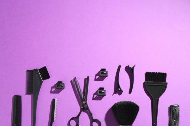 Menekşe arka planda farklı kuaför aletleri, düz yatış. Metin için boşluk