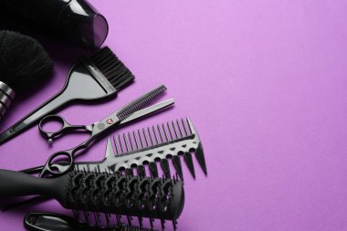Menekşe arkaplan üzerinde farklı kuaför araçları, metin için boşluk