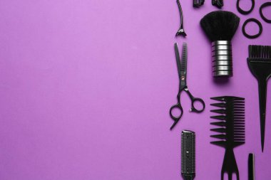 Menekşe arka planda farklı kuaför aletleri, düz yatış. Metin için boşluk