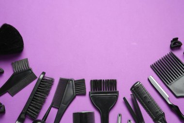 Menekşe arka planda farklı kuaför aletleri, düz yatış. Metin için boşluk