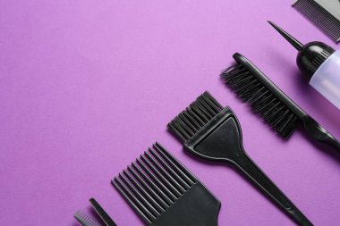 Menekşe arka planda farklı kuaför aletleri, düz yatış. Metin için boşluk