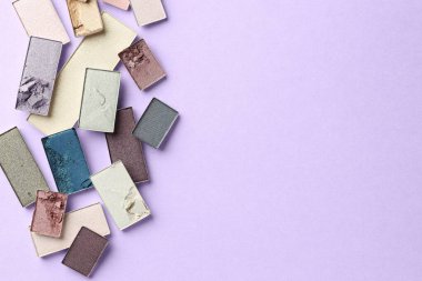 Eflatun arka planda güzel göz farı dolguları, düz bir döşeme. Metin için boşluk