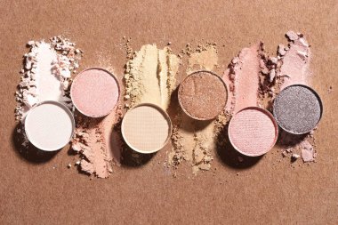 Kahverengi arka planda, düz zeminde güzel göz falı doldur.