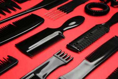 Kırmızı arka planda farklı kuaför araçları, yakın plan