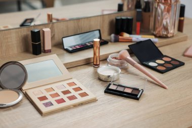 Farklı makyaj ürünleri ve kapalı alanda makyaj fırçası