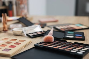 Farklı makyaj ürünleri ve kapalı alanda makyaj malzemeleri, yakın çekim.