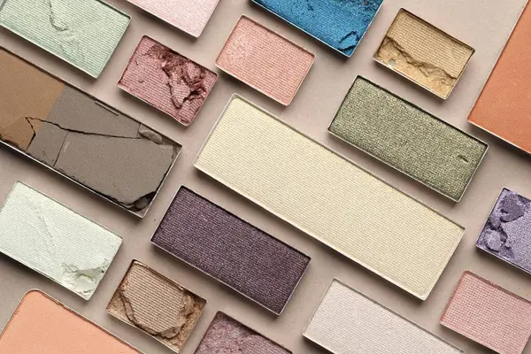 Bej arka planda güzel göz farı dolgu kapları, düz yatış