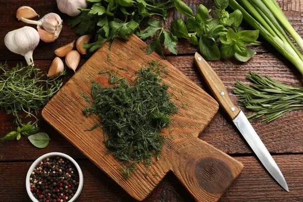 Farklı taze otlar ve baharatlar ahşap masada, düz yatıyordu.