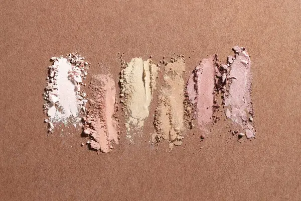 Kahverengi arka planda farklı göz farı lekeleri, düz yatış