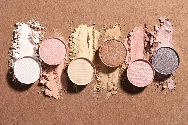 Kahverengi arka planda, düz zeminde güzel göz falı doldur.