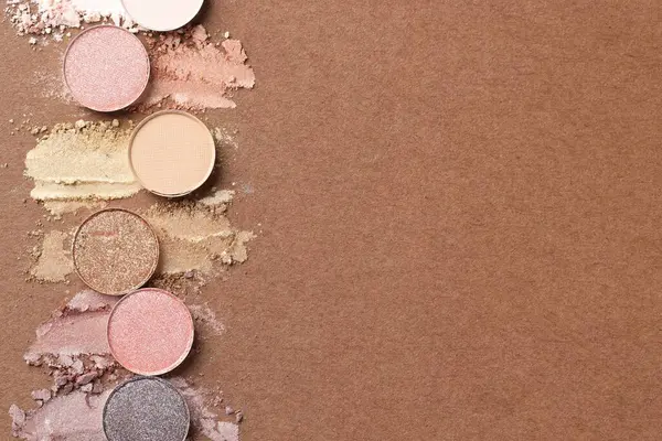 Kahverengi arka planda, düz zeminde güzel göz farı dolguları var. Metin için boşluk