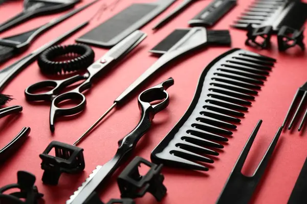 Kırmızı arka planda farklı kuaför araçları, yakın plan