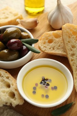 Işık masasında yağlı, baharatlı ve zeytinli dilimler, yakın plan.