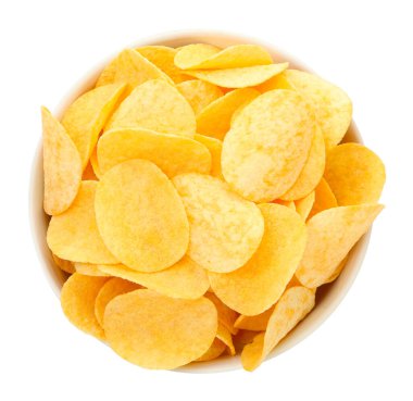 Tabaktaki lezzetli cipsler beyaza izole edilmiş, üst manzara