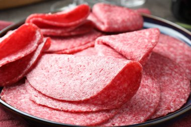 Masada servis edilen lezzetli sosisler, yakın plan.