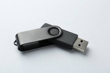 Beyaz arkaplanda bir flaş bellek, yakın plan