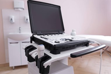 Klinikteki modern ultrason makinesi. Tıbbi ekipman
