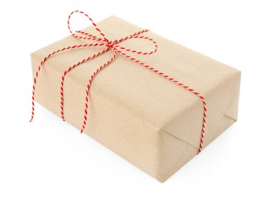 Kraft kağıdına sarılı hediye, yay beyaza izole edilmiş.