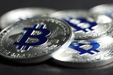 Kripto para birimi. Gri arkaplanda gümüş paralar, yakın plan