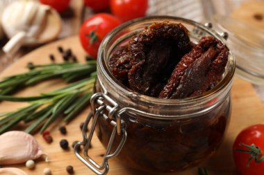 Lezzetli güneşte kurutulmuş domatesler masada, yakın plan.