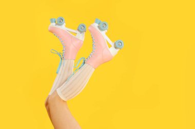 Turuncu arka planda patenli bir kadın, yakın plan. Metin için boşluk