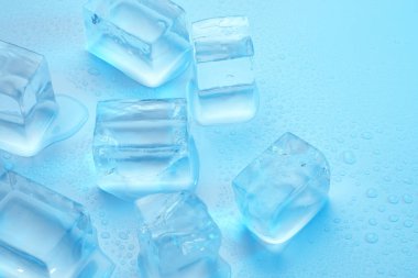 Açık mavi arkaplanda açık buz küpleri, yakın plan