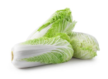 Üç taze Çin lahanası beyaz üzerine izole edilmiş.