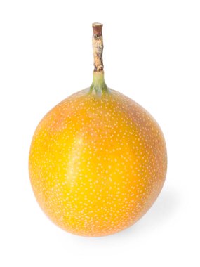 Olgun sarı çarkıfelek meyvesi beyaza izole edilmiş.