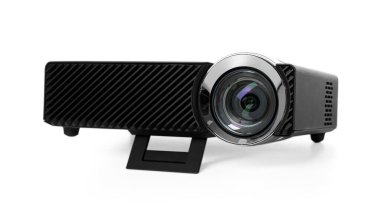 Bir modern video projektörü beyaza izole edildi
