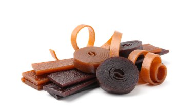 Beyaz arka planda farklı lezzetli meyve derisi