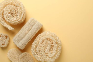 Bej arka planda doğal lif süngeri, düz. Metin için boşluk