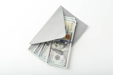 Para bonusu. Üzerinde dolar banknotları olan zarf beyaz, üst görünüm