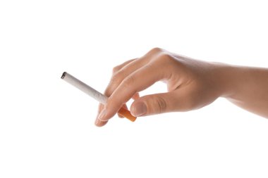 Beyaz arka planda sigara içen kadın, yakın plan.