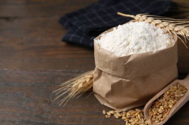 Buğday unu, tahıl ve çiviler ahşap masada, yakın plan. Metin için boşluk