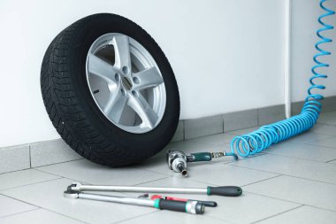 Araba servisinde yeni lastik ve aletler