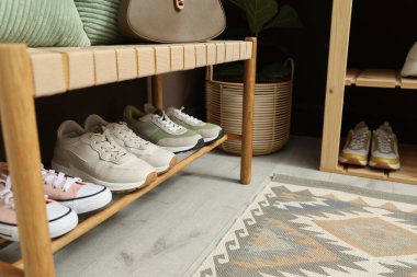 İçerideki bankta farklı ayakkabılar. Ayakkabı deposu