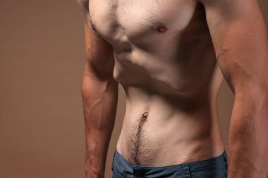 Bej arka planda anoreksiden muzdarip bir adam, yakın plan.