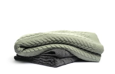 İki katlanmış yün battaniye beyaza izole edilmiş.