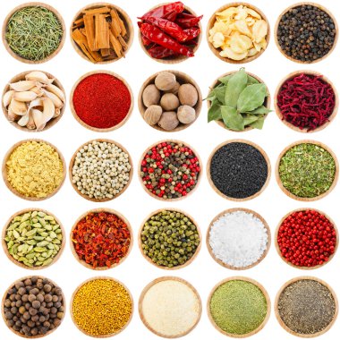 Farklı aromatik baharatlar ve beyaz kaplar. Üst görünüm