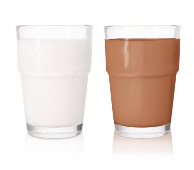 Beyaz bardakta çikolatalı içecek ve süt.