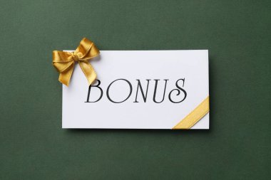 Yeşil arka planda altın yay ile bonus kart, üst görünüm