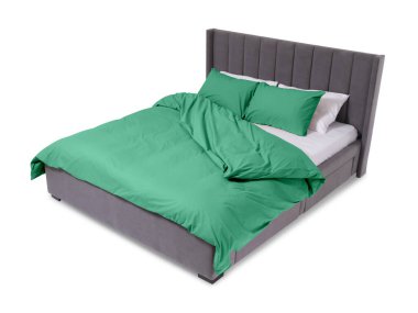 Beyaz arka planda güzel çarşaflarla yapılmış bir yatak.