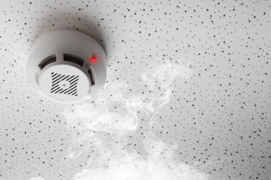 Tavandaki yangın alarmı detektörü dumanla tetiklendi