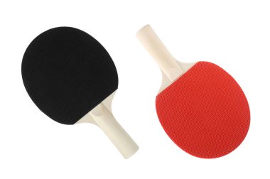 Beyaz üzerine izole edilmiş iki ping pong raketi.
