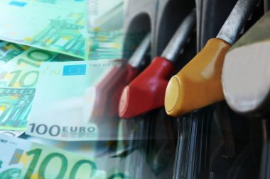 Yakıt fiyatı. Benzin istasyonu ve avro banknotları, çifte maruz kalma