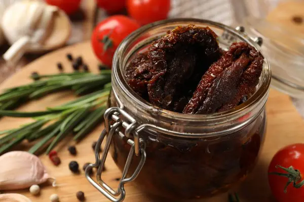 Lezzetli güneşte kurutulmuş domatesler masada, yakın plan.